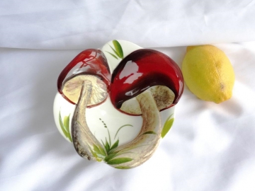 Schüsselchen mit Pilz-Relief, braun